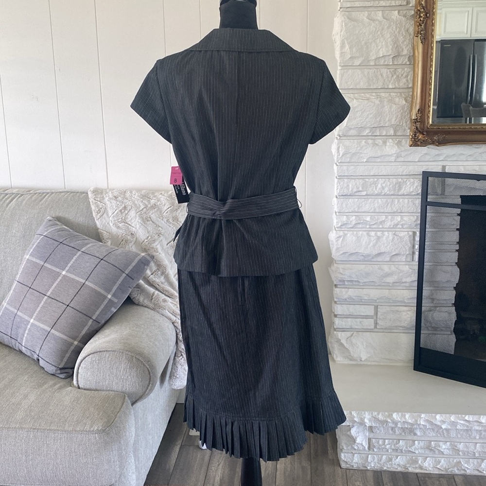 NWT women’s T.Milano stretch two piece suit size 8. - Picture 3 of 13